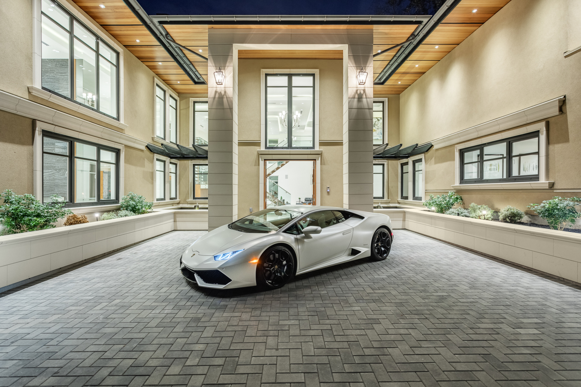 595 King Georges Way